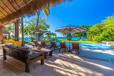 Villa ultra luxueuse en front de mer entièrement équipée par Coldwell Banker Global Luxury!