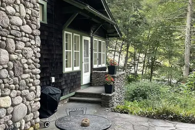 Image de Streamside privé - historique mais moderne Pêche \/ Ski Lodge de 1900