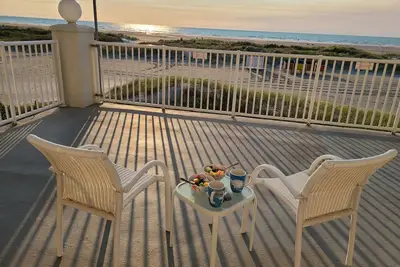 Image de Ocean Front Condo * End Unit * À quelques pas de la plage,