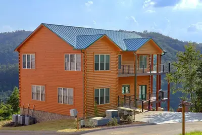 Image de Mountain View Pool Lodge - Cabane Pigeon Forge de luxe avec 8 chambres, piscine intérieure et vue sur la montagne