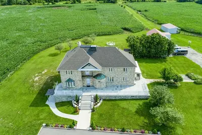 Image de Luxe / Belle maison de 4 chambres Ă coucher dans 100 acres (magnifiquement entretenu et entretenu)