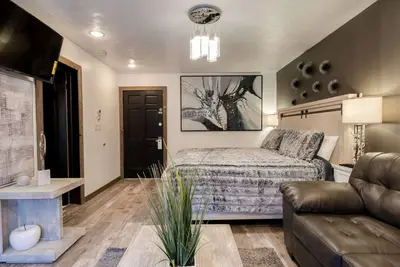Image de Southwestern Hues Highlist ce confortable studio avec patio privé sur la piscine