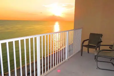 Image de Superbe condo sur la plage, service de chaise de plage gratuit, à pied des magasins Pier Park