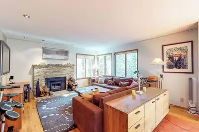 Image de Nouvelle Liste! Superbe maison avec piscine partagée, bain à remous et sauna, marchez sur les pentes!
