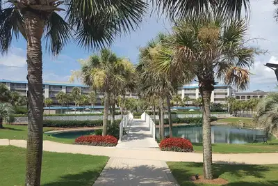 Image de Magnifique condo, spacieuse unité au rez-de-chaussée! Tarifs AOÛT RÉDUITS!