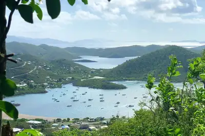 Image de Eco-Friendly Coral Bay Apt. , Vue sur l'eau et magnifique emplacement pour couple, célibataire