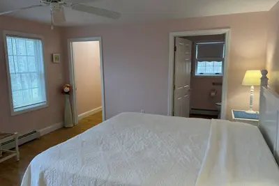 Image de Spacieuse suite de 2 pièces, confortable, à distance de marche de Kennebunkport.
