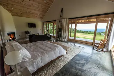 Image de Chalet d'inspiration scandinave, luxe, intimité, isolement, vue sur la montagne