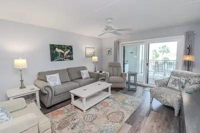 Image de Ocean View Unit avec des mesures pratiques sur le grand balcon pour un accès facile à la piscine et à la plage! ! Great Place for Family Vacation!