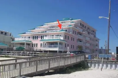 Image de Superbe condo en bord de mer. 4br, + Den, vues sur la plage Toutes les fenêtres, 2200 pieds carrés 2 profiter