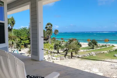 Image de Accueil face à l'océan spectaculaire avec une belle plage de sable isolée.