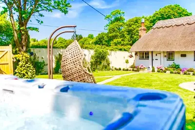 Image de Enchanteur, chaumière isolée dort 2-6 personnes avec un Hot Tub de luxe.