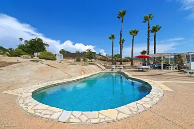 Image de Hacienda Super PRIVÉE. 9 Lits sur 2. 5 acres avec Vue Imprenable Sur La Vallee!