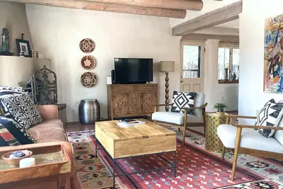 Image de Santa Fe Charm dans un emplacement central et privilégié!