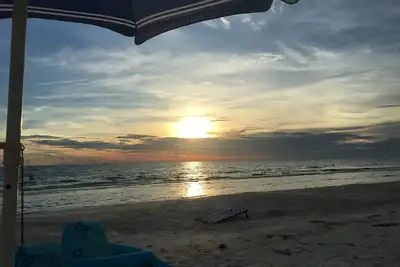 Image de Couchers de soleil étonnants. Récemment rénové. Balcon face à la mer