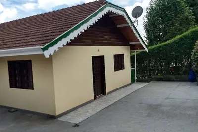 Image de maison avec vue sur le palais du gouvernement Ă 5 km du centre de capivari