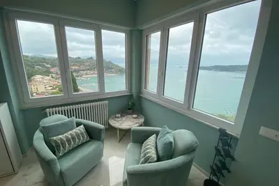 Image de Penthouse avec vue imprenable sur la mer et levers de soleil spectaculaires