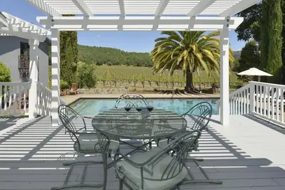 Image de St. Domaine Helena, au cœur de la région viticole de Napa, à pied de la ville, sur le vignoble