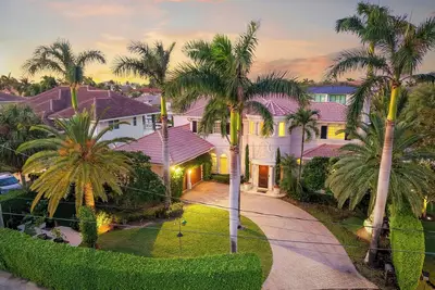 Image de Incroyable Waterfront Vues & Lifestyle Meets Italian Villa! !