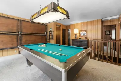 Image de Sky Krest - Marche vers le sommet enneigé. Salle de jeux avec table de billard! 2 heures gratuites de location de vélo / kayak!