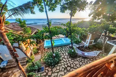 Image de Main Beach House w \/ Ocean Sunset Views pour les couples!