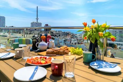 Image de Penthouse central avec vue sur la mer et terrasses privées sur le toit