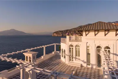 Image de Villa Correale, dans le centre de Sorrente, avec vue sur la mer, 6 chambres, peut accueillir jusqu'Ă 17 personnes.