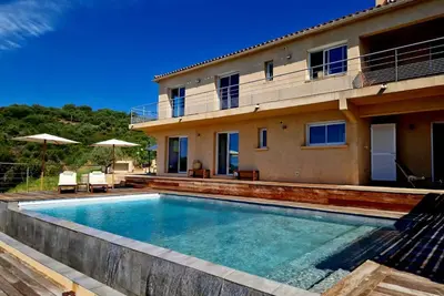 Image de Maison moderne avec piscine privée et vue imprenable à 800m de la plage