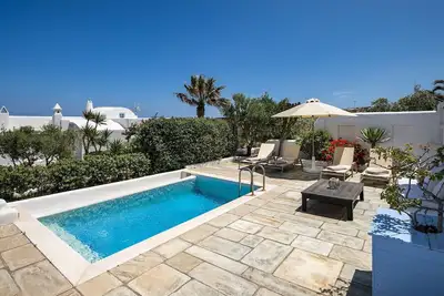 Image de villa Skiron, avec vue sur la mer et la piscine, 2 chambres, peut accueillir 6 personnes.
