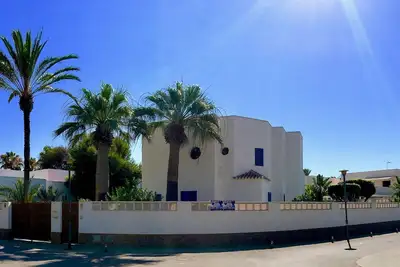 Image de Villa à 50 mètres de la plage, climatisation, Wifi, piscine privée, cuisine extérieure, barbecue
