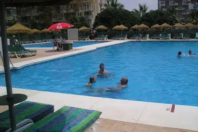 Image de Studio avec Piscine Commune, Jardin et Kiosque Servant Alcool & Glaces / Sucré