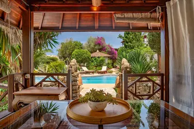 Image de Maison confortable avec piscine, décorée avec goût avec grand et grand jardin Et-0551-E