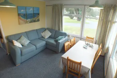 Image de Chalet Cwtch, un confortable chalet de 5 chambres Ă Roch, Pembrokeshire