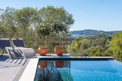 Villa de bon goût avec piscine chauffée et belle vue