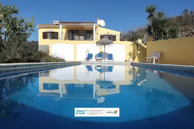 Image de Villa côté montagne avec vue sur la côte, idéal pour se détendre, avec piscine.