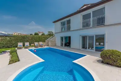 Image de Villa Lavanda de luxe avec piscine, sauna et salle de divertissement