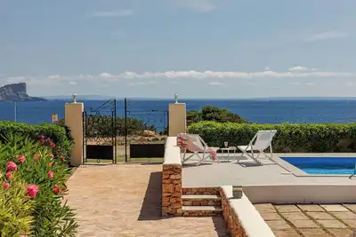 Image de Maison Avec Piscine, Vues Spectaculaires Sur La Mer Et Seulement À 3 Min. Marche De La Plage -Et-0614-E