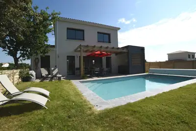 Image de Villa avec piscine\/jacuzzi privatifs au sein d'une résidence avec tennis