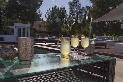 Image de Casa Asia, Ă Ibiza, avec 2 piscines et 6 chambres, peut accueillir 18 personnes.
