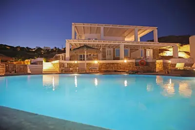 Image de Belle villa avec une vue panoramique sur la mer Égée