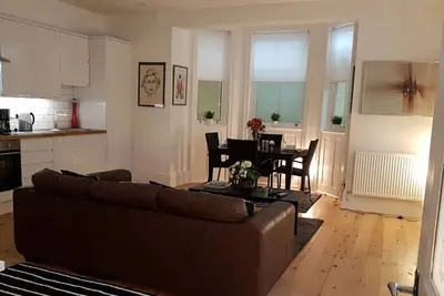 Image de Bel appartement moderne en bord de mer avec entrée privée.