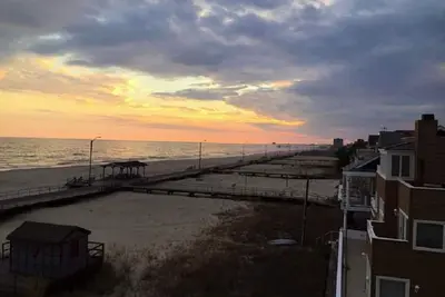 Image de Luxury Beach Front! Récemment rénové. . Chaque chambre a une vue sur l'océan!