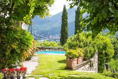 Image de J & J House Côme Bellagio Maison de vacances avec piscine au centre du triangle de Larian