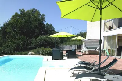 Image de Appartement contemporain spacieux au bord de la piscine, Piscine PRIVÉE, jardin clos