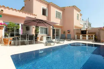 Image de Maison avec piscine privée, grande terrasse, barbecue et Wifi Gratuit à 15 min de la plage