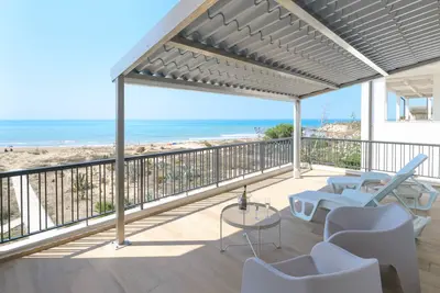 Amelia, charmante villa directement sur la plage de sable pour 8 personnes et vue sur la mer