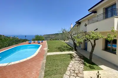 Image de Villa Gisella avec piscine panoramique et barbecue entouré de notre verger