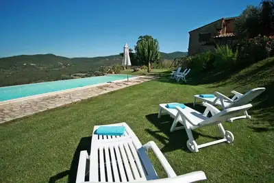 Villa toscane avec vue imprenable, piscine privée à cinq minutes à pied du village