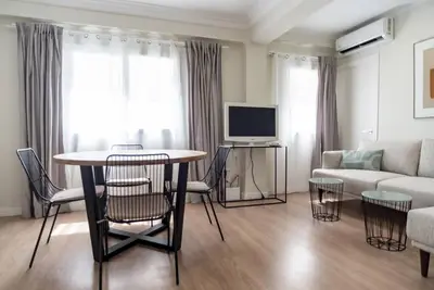 Image de Aparment Pl. Cisneros 2 -5 pax, à Ciutat Vella, dans le centre historique