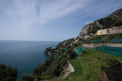 Image de Terrazza Amalfitana est un charmant appartement sur la cĂ´te amalfitaine, avec 3 chambres, 2 salles de bain et une belle terrasse